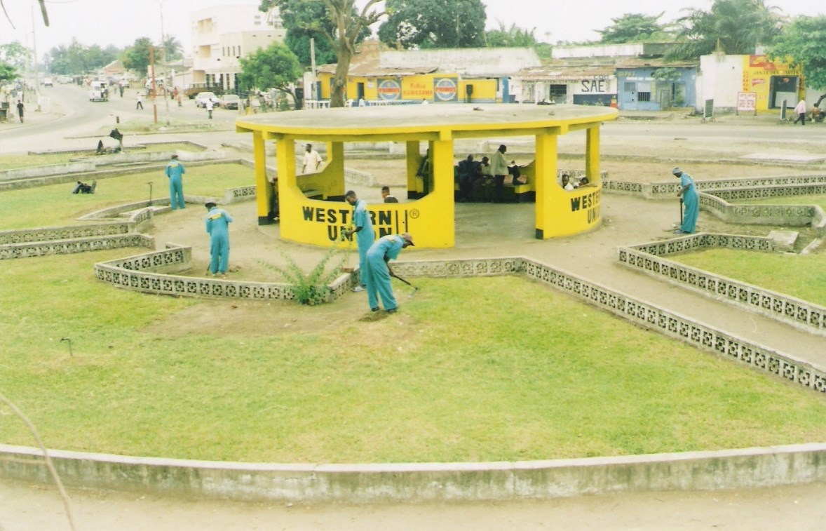 Entretien d'espace public à Kinshasa
